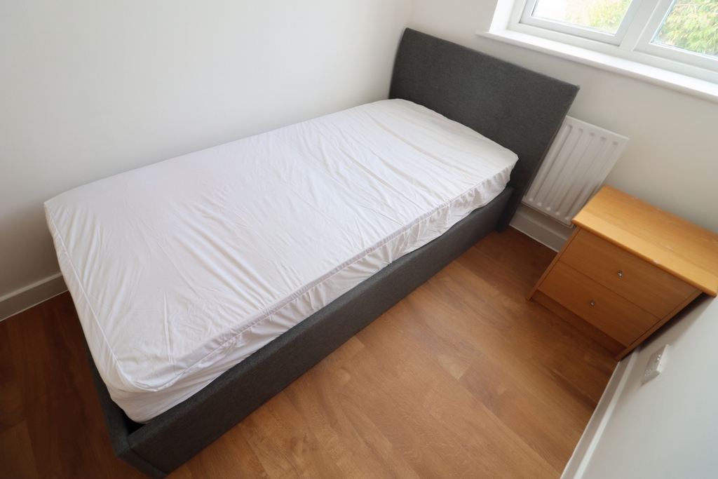 Single Room to rent in Crossharbour,Canary Wharf, London, E14