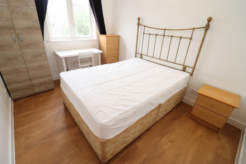 Double room - Single use to rent in Crossharbour,Canary Wharf, London, E14