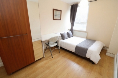 Double room - Single use to rent in Hind Grove, Poplar, London, E14