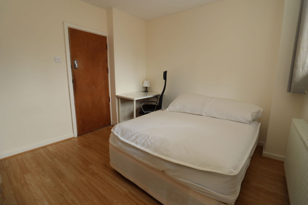 Double room - Single use to rent in Crossharbour,South Quay, London, E14