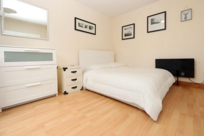 Double Room to rent in Caravel Close, South Quay, London, E14