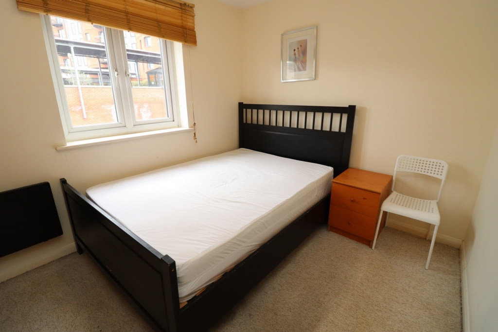 Double room - Single use to rent in South Quay, London, E14