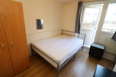 Double room - Single use to rent in Lipton Road, Limehouse, London, E1