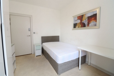 Double room - Single use to rent in Hawthorne Crescent, Maze Hill, London, SE10