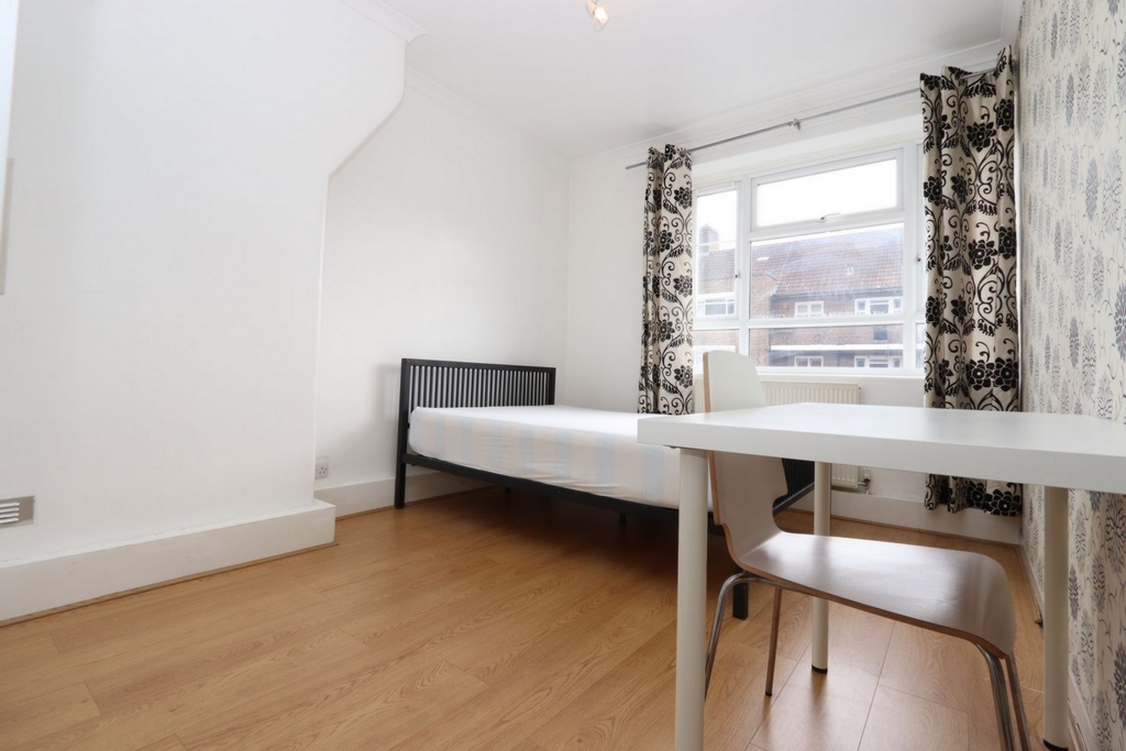 Double room - Single use to rent in White City, London, W12