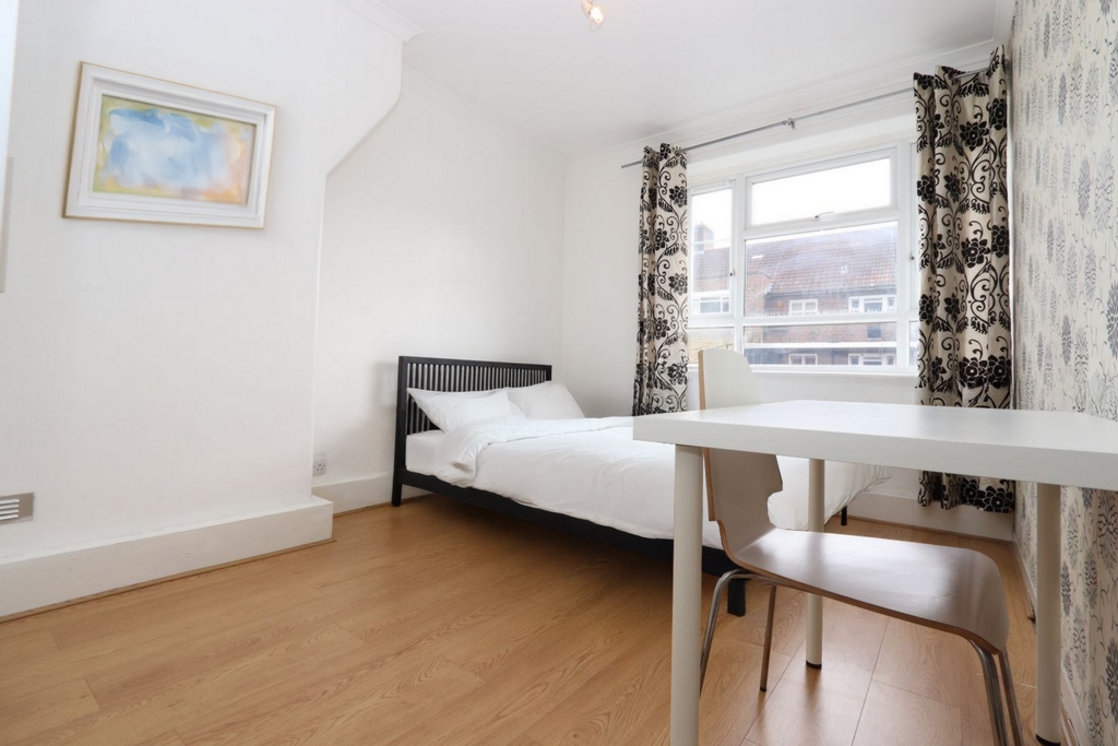 Double room - Single use to rent in White City, London, W12
