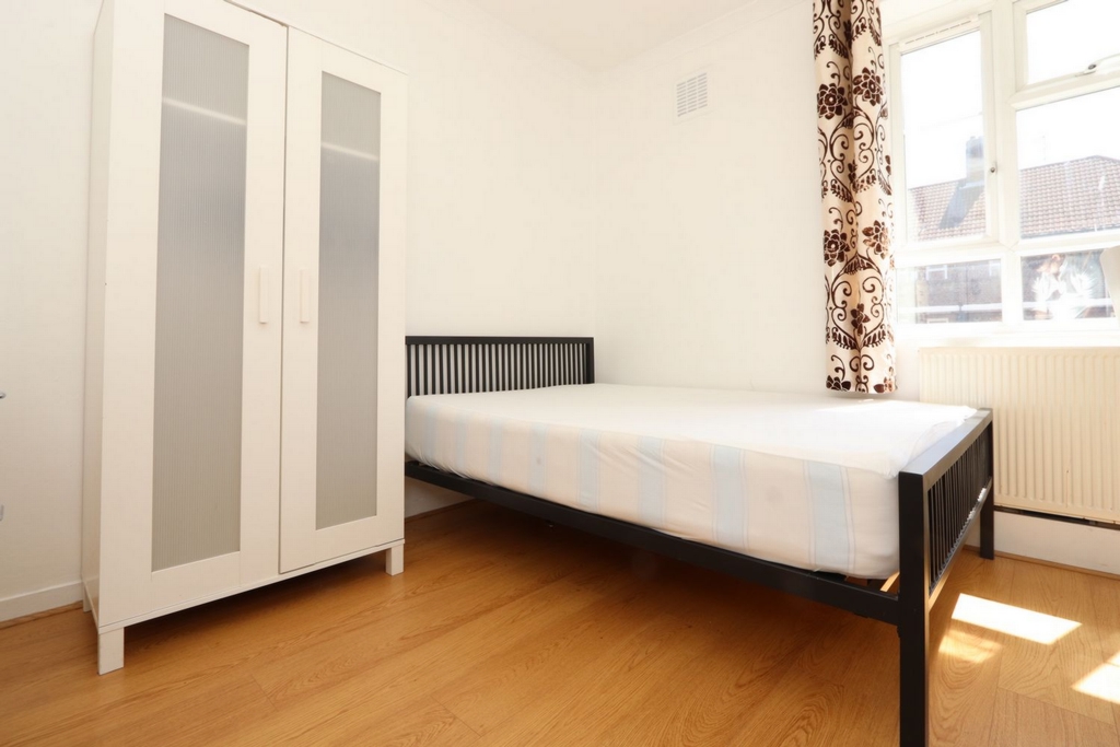 Double room - Single use to rent in White City, London, W12