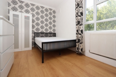 Double room - Single use to rent in MacKenzie Close,White City Estate, White City, London, W12