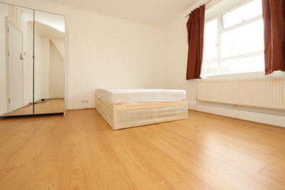 Double room - Single use to rent in MacKenzie Close,White City Estate, White City, London, W12