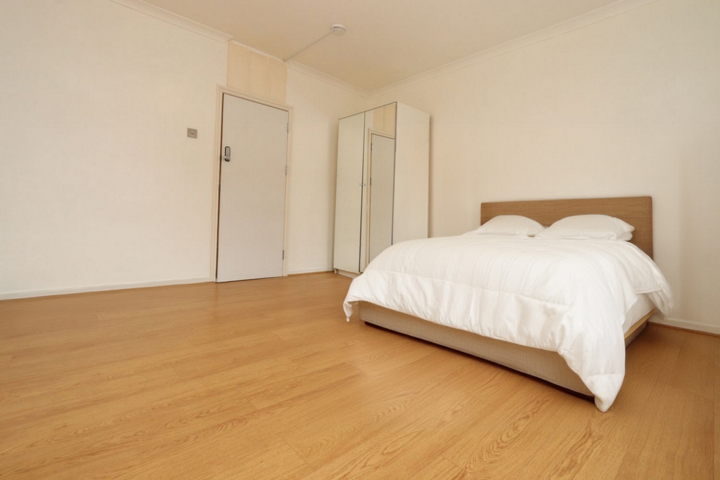 Double room - Single use to rent in White City, London, W12