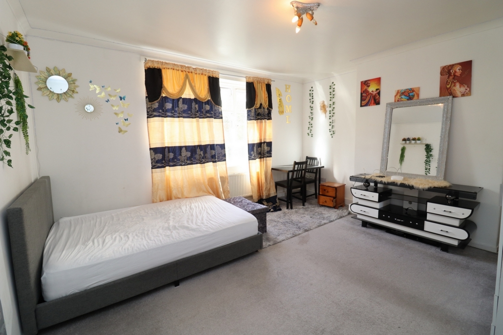 Double room - Single use to rent in White City, London, W12