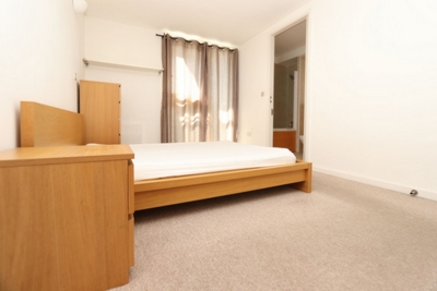 Ensuite Double Room to rent in Farnsworth Court,West Parkside, Greenwich, London, SE10