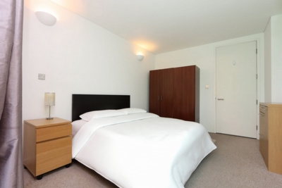 Double room - Single use to rent in Farnsworth Court,West Parkside, Greenwich, London, SE10