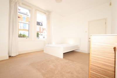 Double room - Single use to rent in Frithville Gardens, Shepherd's Bush, London, W12
