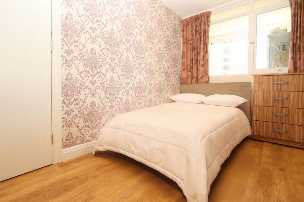 Double room - Single use to rent in Kilburn High Road, London, NW6