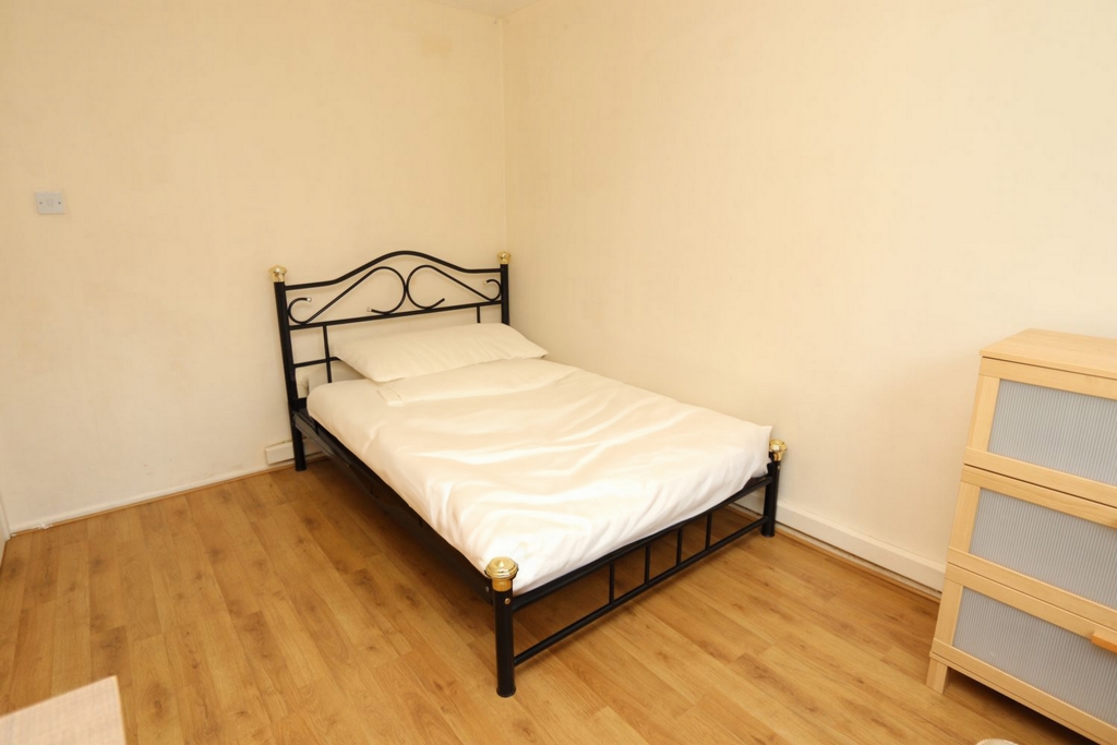 Double room - Single use to rent in Kilburn High Road, London, NW6