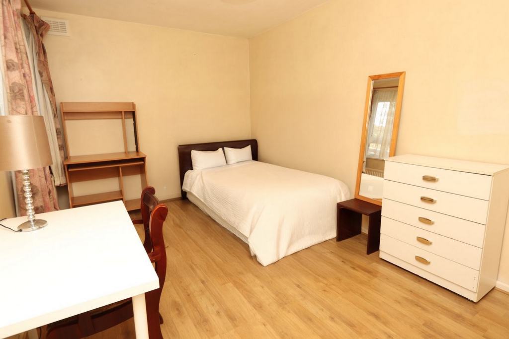 Double room - Single use to rent in Kilburn High Road, London, NW6