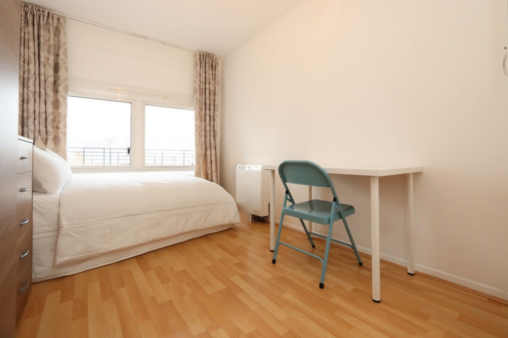Double room - Single use to rent in Royal Oak, London, W2