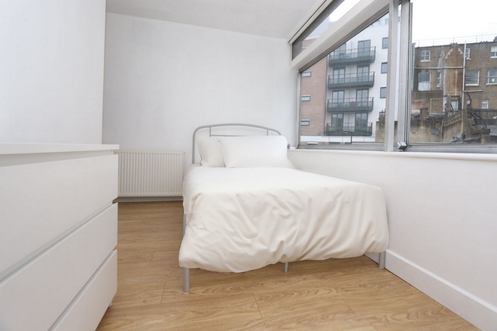 Double room - Single use to rent in Kilburn Park, London, NW6