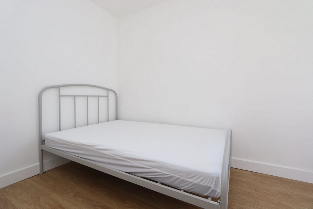 Double room - Single use to rent in Kilburn Park, London, NW6