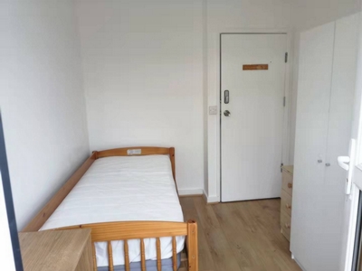 Single Room to rent in Windsor Crescent, Wembley, London, HA9