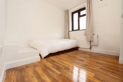 Double room - Single use to rent in Murray Square, Royal Victoria, London, E16