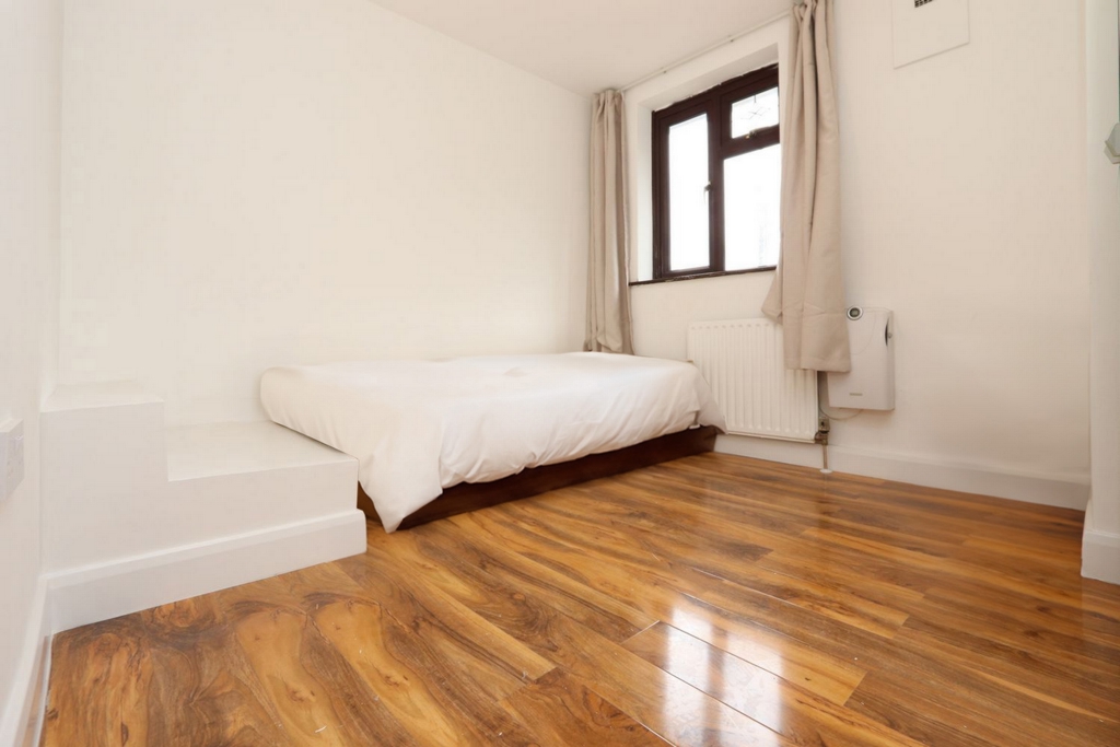 Double room - Single use to rent in Royal Victoria, London, E16
