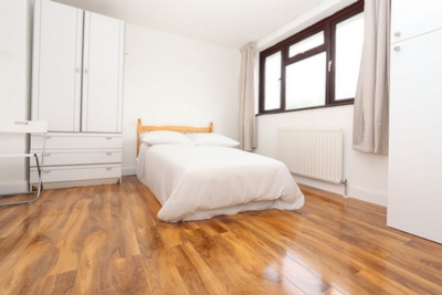 Double room - Single use to rent in Murray Square, Royal Victoria, London, E16