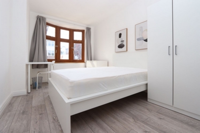 Ensuite Single Room to rent in Basildon Avenue, Ilford, London, IG5