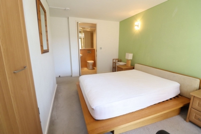 Ensuite Double Room to rent in Farnsworth Court, West Parkside, Greenwich, London, SE10