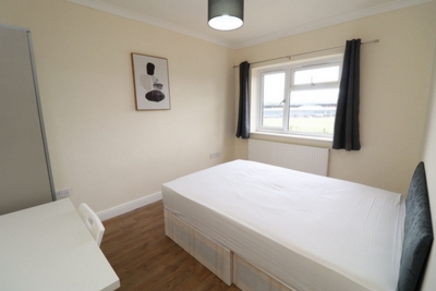 Double room - Single use to rent in Camrose Avenue, Queensbury, London, HA8