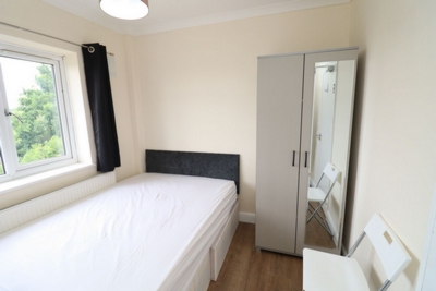 Double room - Single use to rent in Camrose Avenue, Queensbury, London, HA8