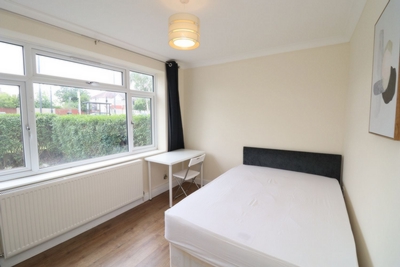 Double room - Single use to rent in Camrose Avenue, Queensbury, London, HA8