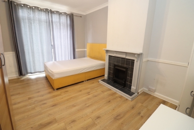 Double Room to rent in Mellitus Street, East Acton, London, W12