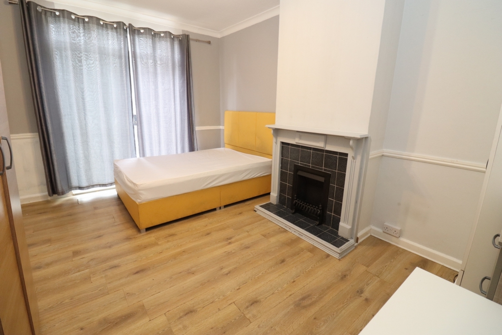 Double Room to rent in East Acton, London, W12