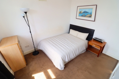 Double room - Single use to rent in Redbridge Lane East, Ilford, London, IG4