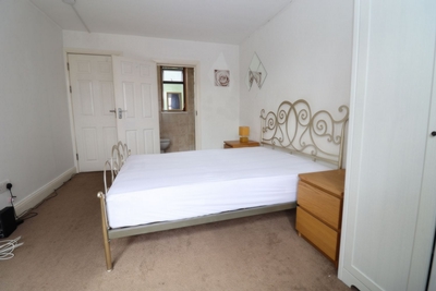 Ensuite Single Room to rent in Redbridge Lane East, Ilford, London, IG4