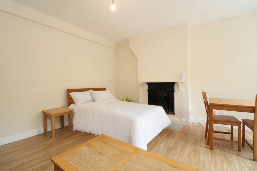 Double Room to rent in Shepherds Bush, London, W12