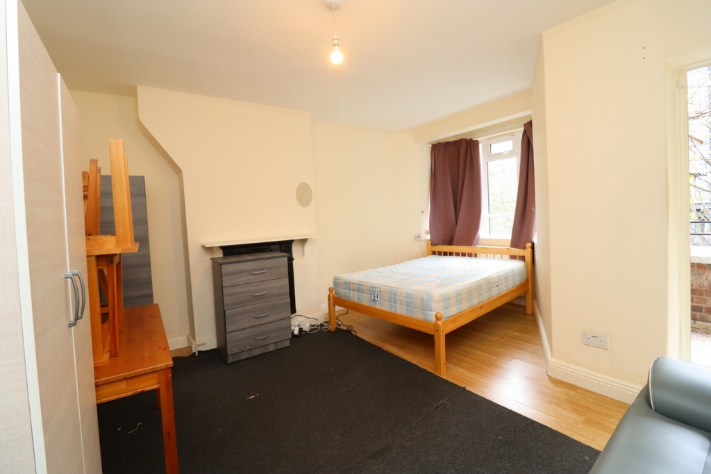 Double Room to rent in Shepherds Bush, London, W12