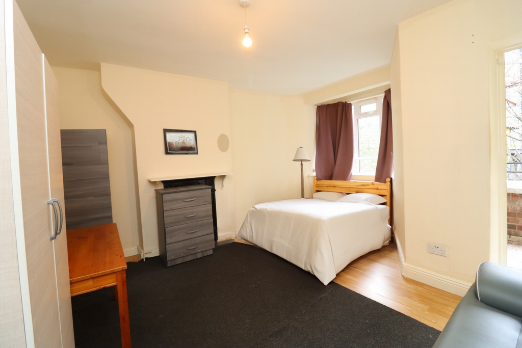 Double Room to rent in Shepherds Bush, London, W12