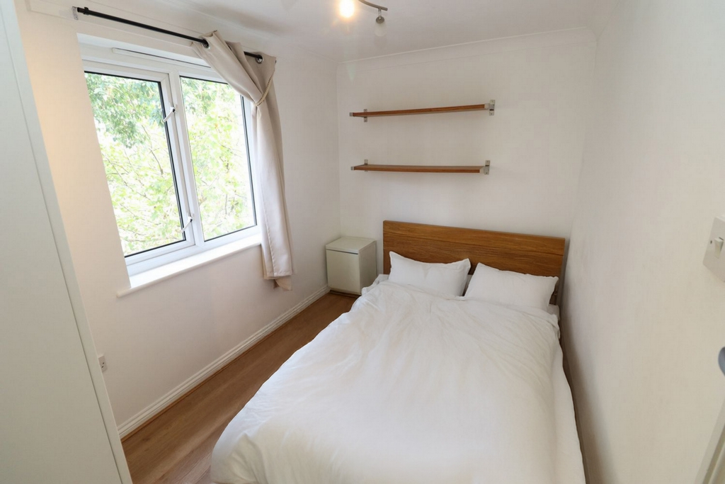 Double room - Single use to rent in Poplar, London, E14