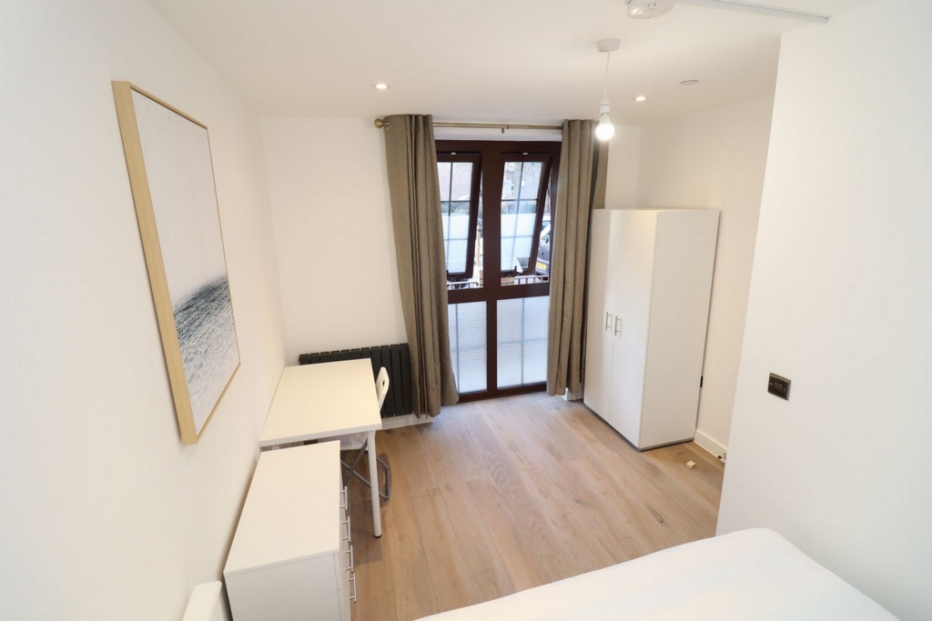 3 Bedroom Double room - Single use to rent in Aldgate East, London, E1