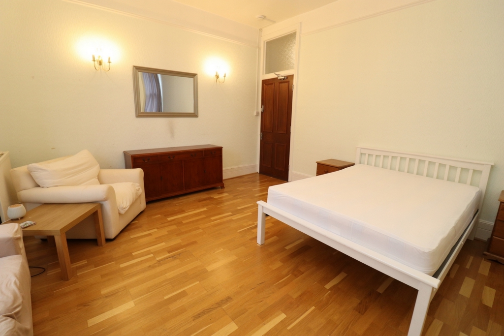 Double room - Single use to rent in West Hampstead, London, NW6