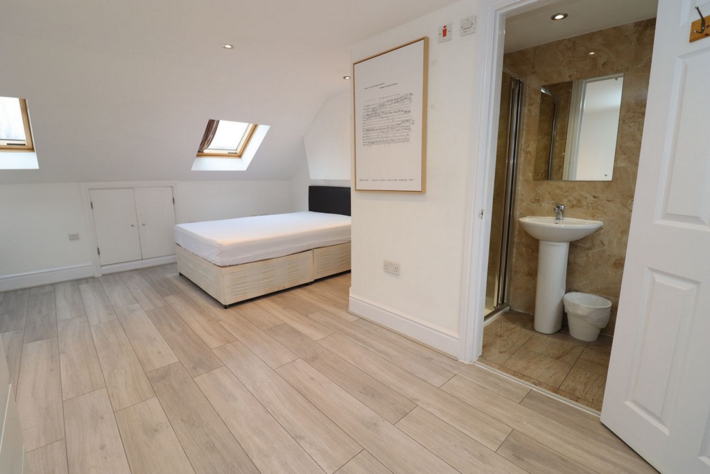 6 Bedroom Ensuite Single Room to rent in Charlton, London, SE7