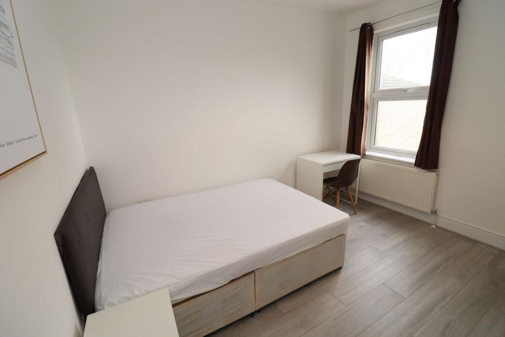 6 Bedroom Double room - Single use to rent in Charlton, London, SE7
