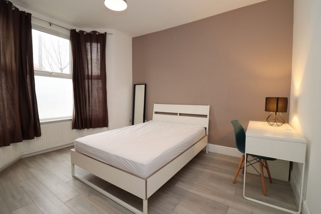 6 Bedroom Double room - Single use to rent in Charlton, London, SE7