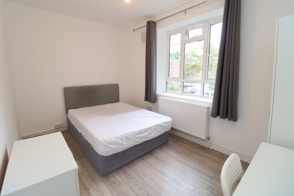 Double room - Single use to rent in White City, London, W12