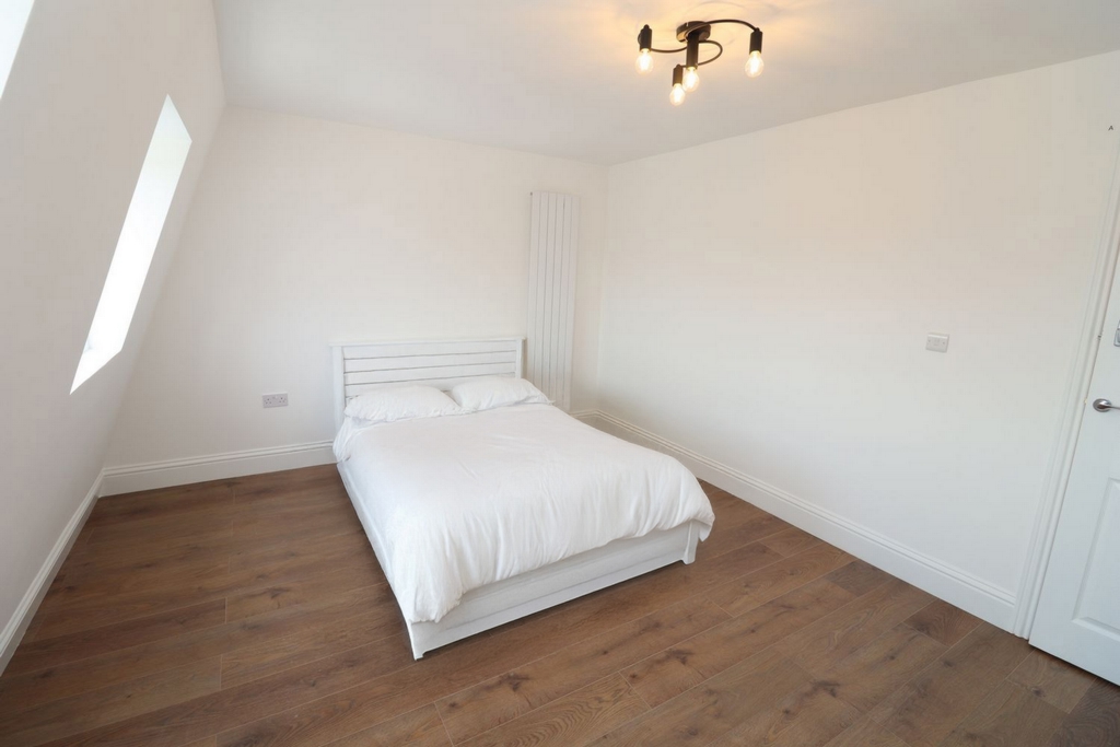 Double room - Single use to rent in Colliers Wood, London, SW19