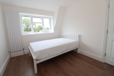 Double room - Single use to rent in Walpole Road, Colliers Wood, London, SW19