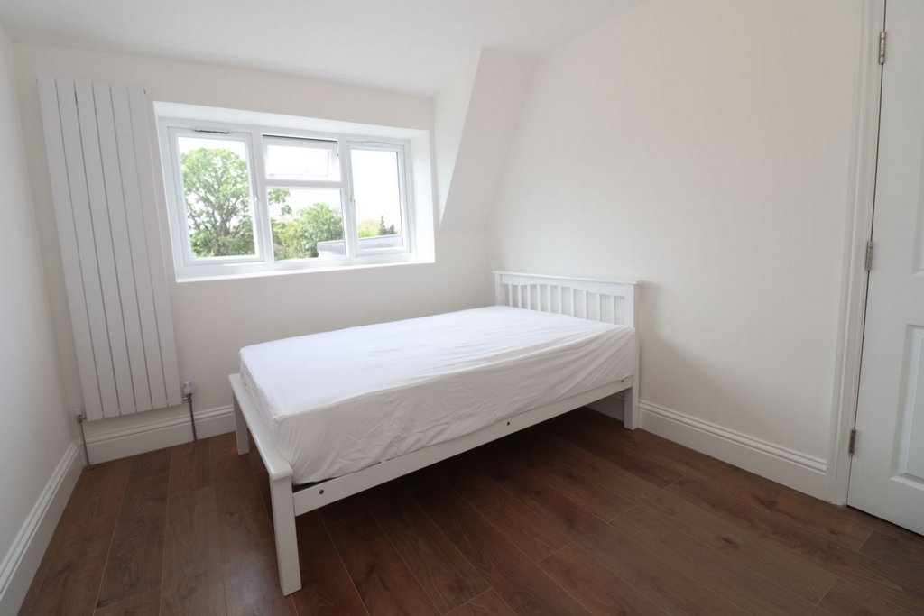 Double room - Single use to rent in Colliers Wood, London, SW19